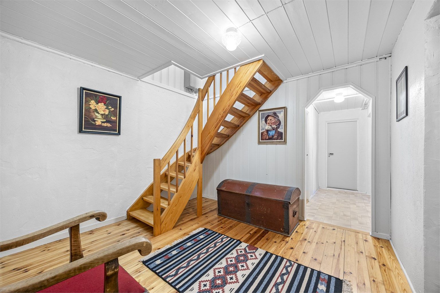 Det er egen inngang til kjeller utenfra eller via trapp.