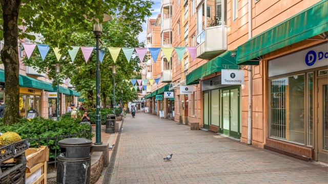 Her bor du midt i et levende bymiljø med kafeer, restauranter, butikker og servicetilbud rett utenfor døren.