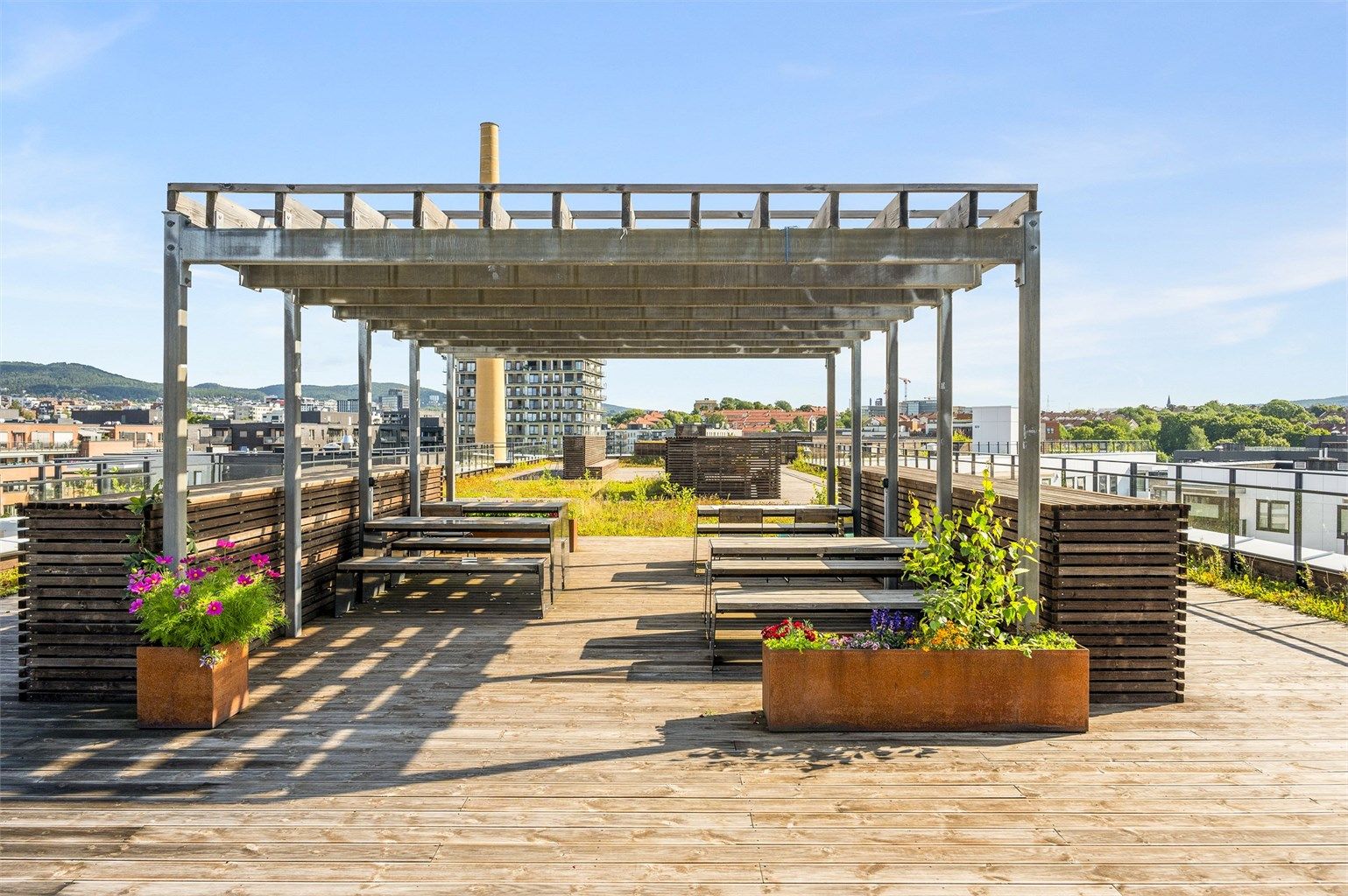 Du kan også benytte deg av sameiets felles takterrasse, med nydelig utsikt!