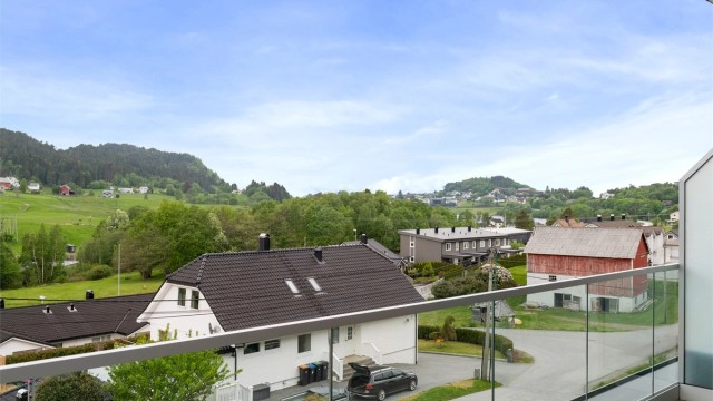 Boligen ligger i et etablert og barnevennlig boligområde på Sunde.