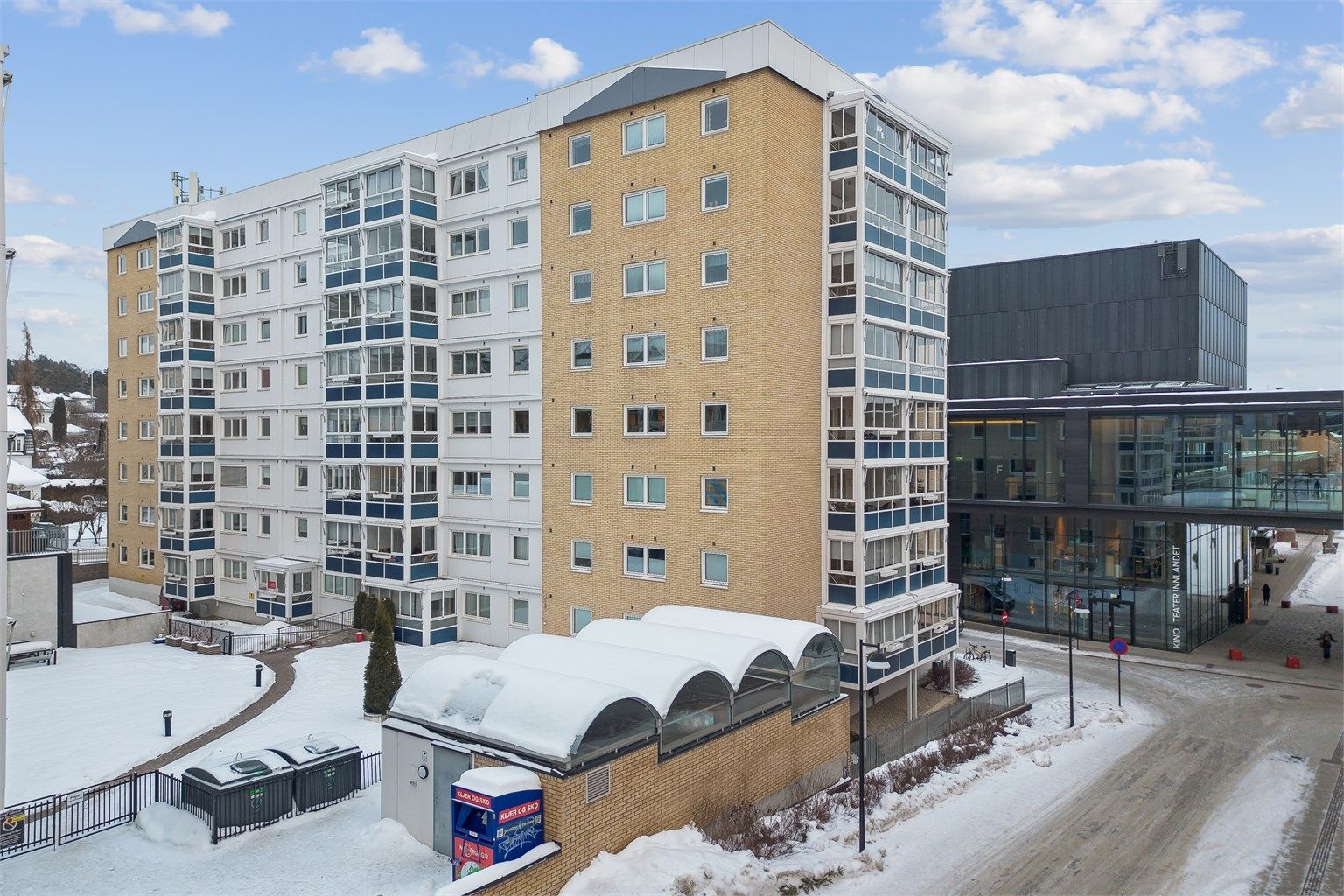 Leiligheten ligger med umiddelbar nærhet til sentrum og alle byens fasiliteter.