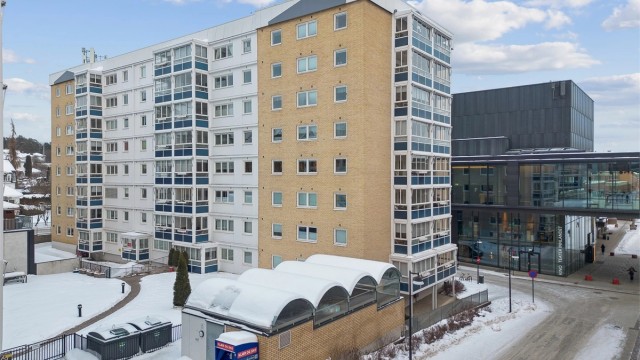 Leiligheten ligger med umiddelbar nærhet til sentrum og alle byens fasiliteter.