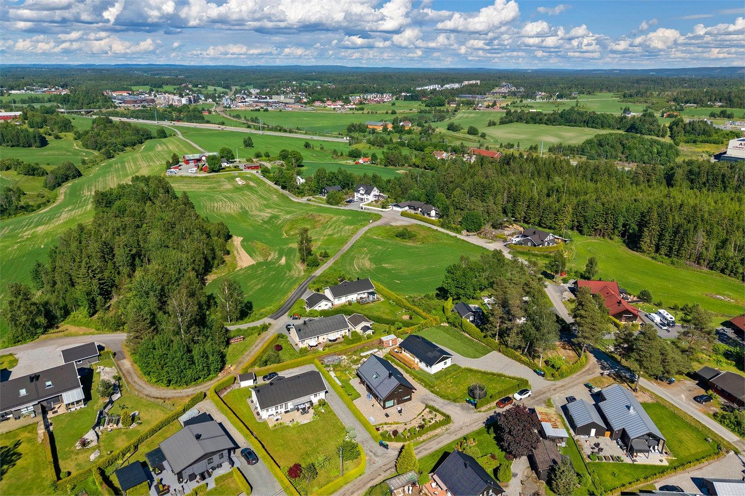 Kort vei til Vestby togstasjon, (4 minutter med bil) og kjøpesenteret Alti Vestby, (3 minutter med bil).