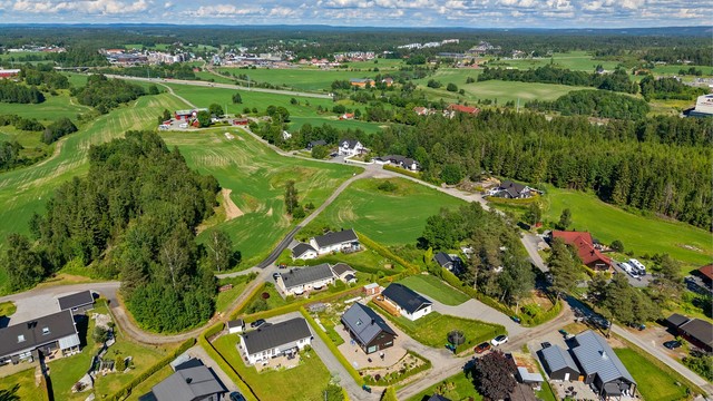 Kort vei til Vestby togstasjon, (4 minutter med bil) og kjøpesenteret Alti Vestby, (3 minutter med bil).