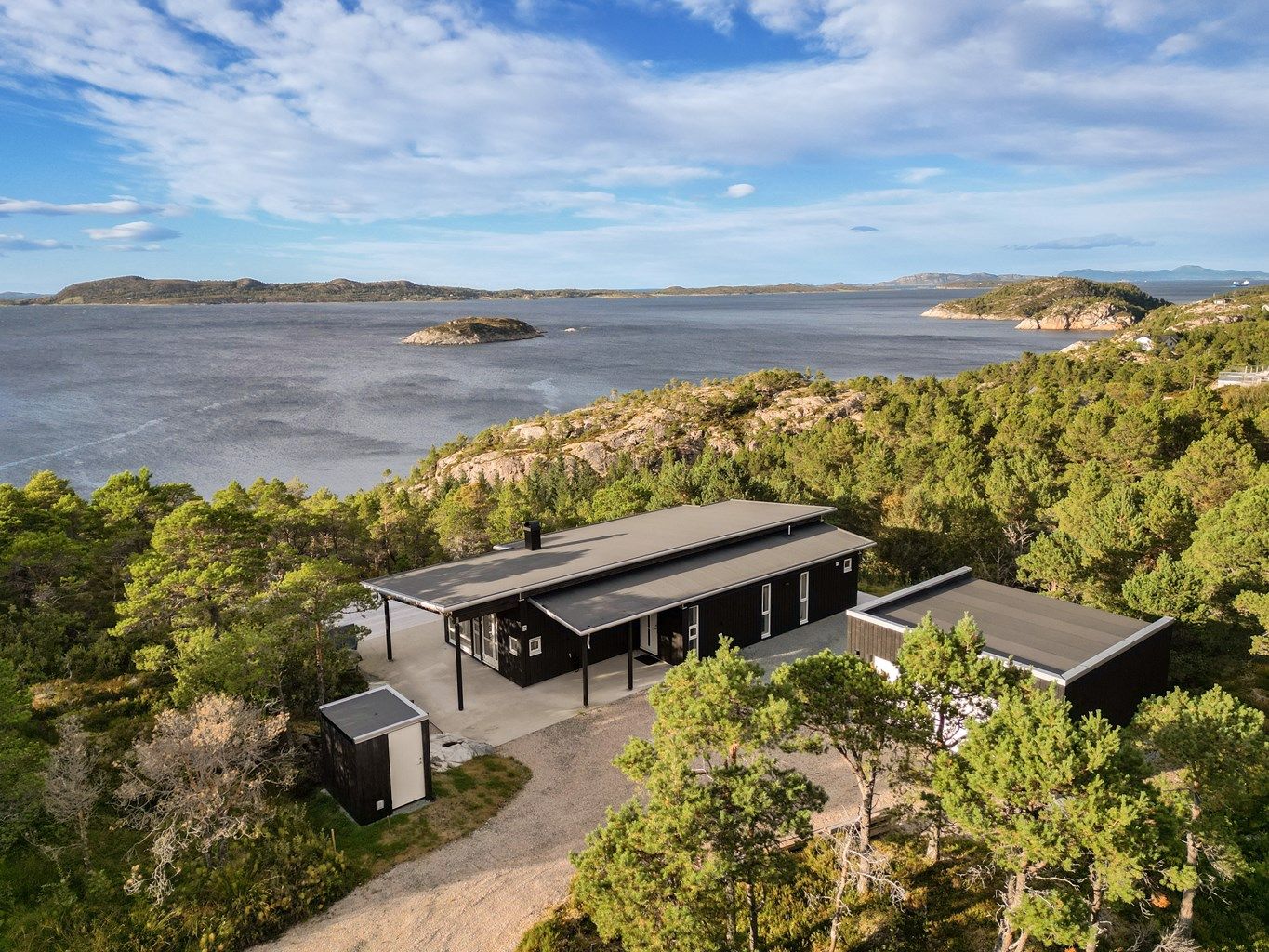 Velkommen til Trollvikhammaren 45 - En idyllisk og flott eiendom med innholdsrik funkishytte og dobbelgarasje!