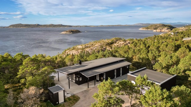 Velkommen til Trollvikhammaren 45 - En idyllisk og flott eiendom med innholdsrik funkishytte og dobbelgarasje!