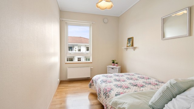 Det andre soverommet egner seg godt som barnerom, gjesterom eller kontor.
