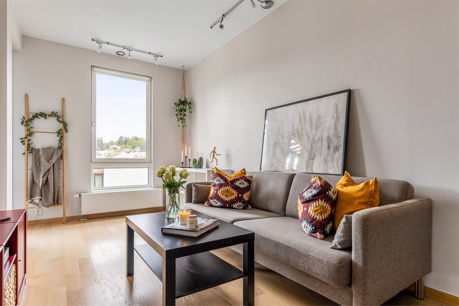  Leiligheten ble oppført i 2012 og fremstår som velholdt med jevnt god tilstand vurdert i tilstandsrapporten.