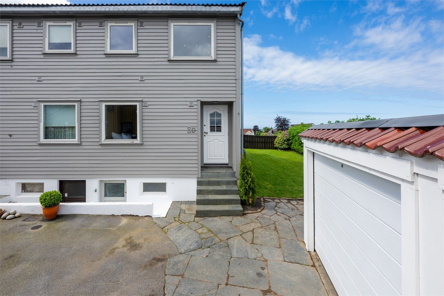 Garasje like utenfor boligen samt plass til ekstra bil foran garasjen. 