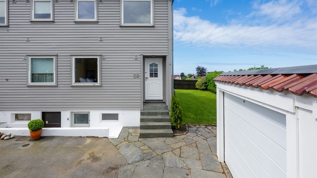 Garasje like utenfor boligen samt plass til ekstra bil foran garasjen.