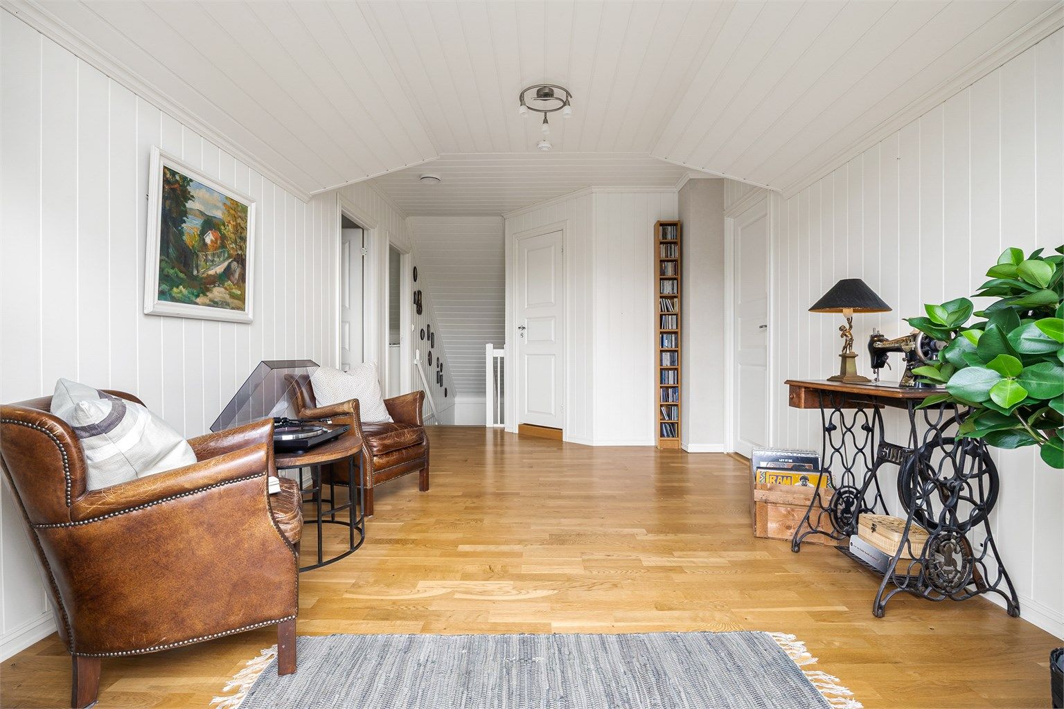 Loftstuen fungerer som et bindeledd mellom rommene i andre etasje.