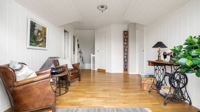 Loftstuen fungerer som et bindeledd mellom rommene i andre etasje.