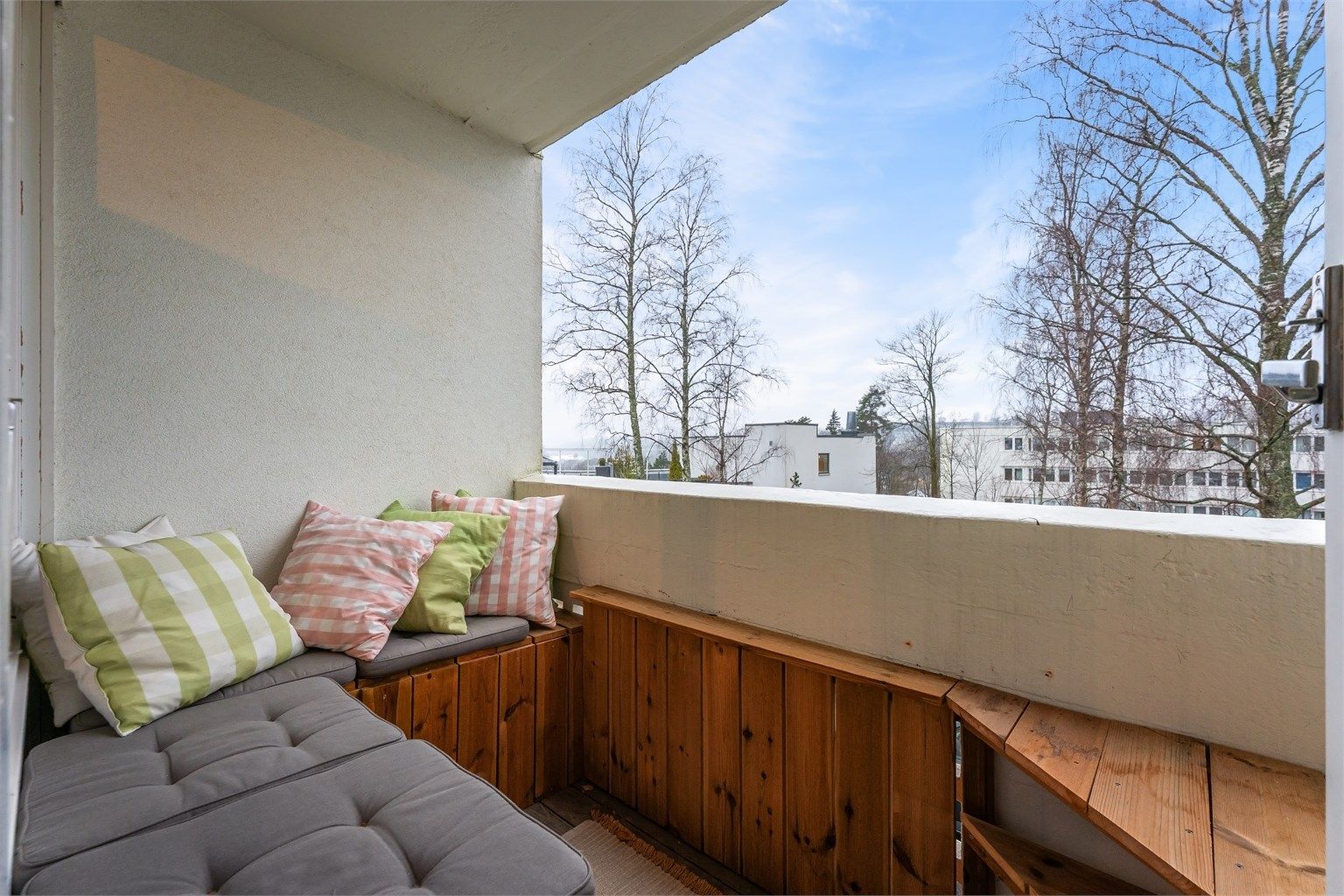 Leiligheten har en solrik og hyggelig balkong på 3 kvm