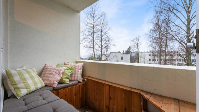 Leiligheten har en solrik og hyggelig balkong på 3 kvm