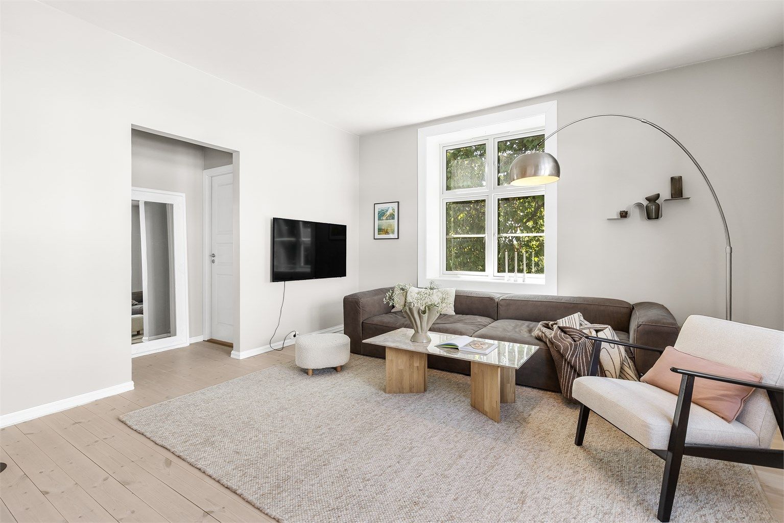 Stuen er lys og luftig med god plass til sofa, salongbord og TV-seksjon.