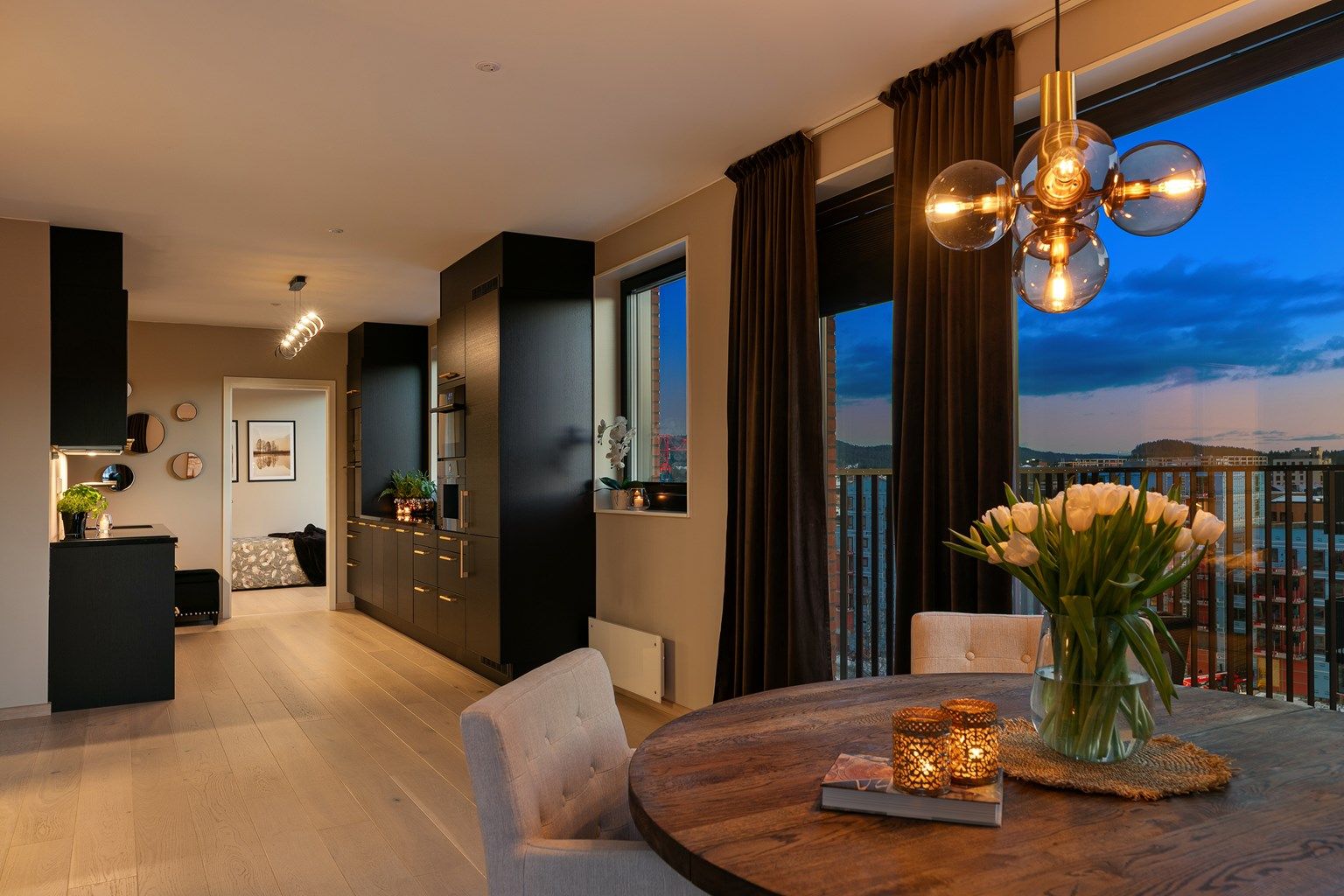 Velkommen til Rådmann Paulsens gate 46  8 etg. En fantastisk 4 roms eierleilighet med egen privat takterrasse på 24 kvm samt 2 romslige balkonger i tillegg. Heis, p-plass i garasje med el-bil lader