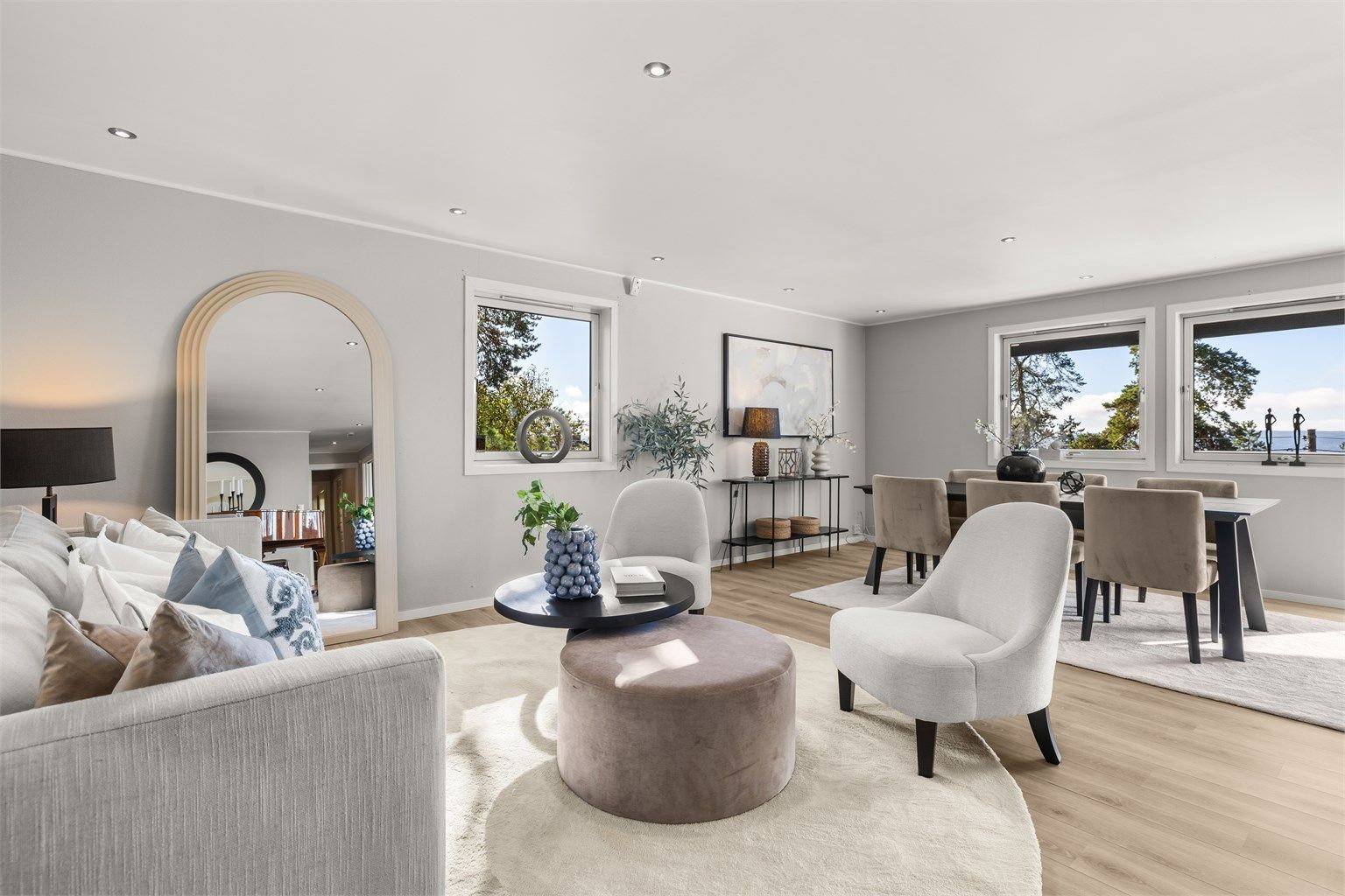 Vinduer mot øst, syd og vest gir rommet godt med lys, samt at de vestvendte vinduene fremhever den flotte utsikten