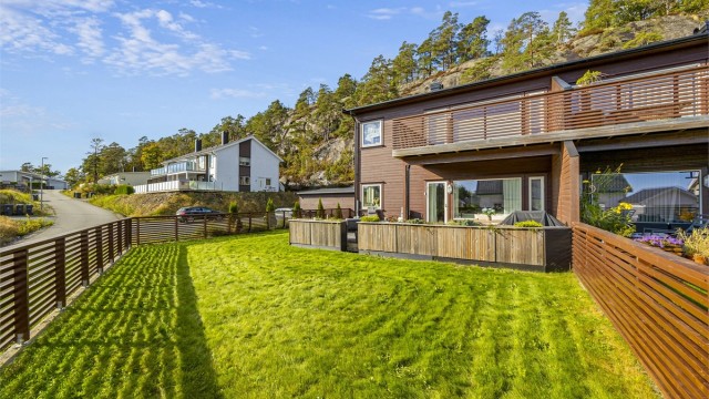 Etablert og rolig boligområde sentralt plassert i nærheten av Tvedestrand sentrum.