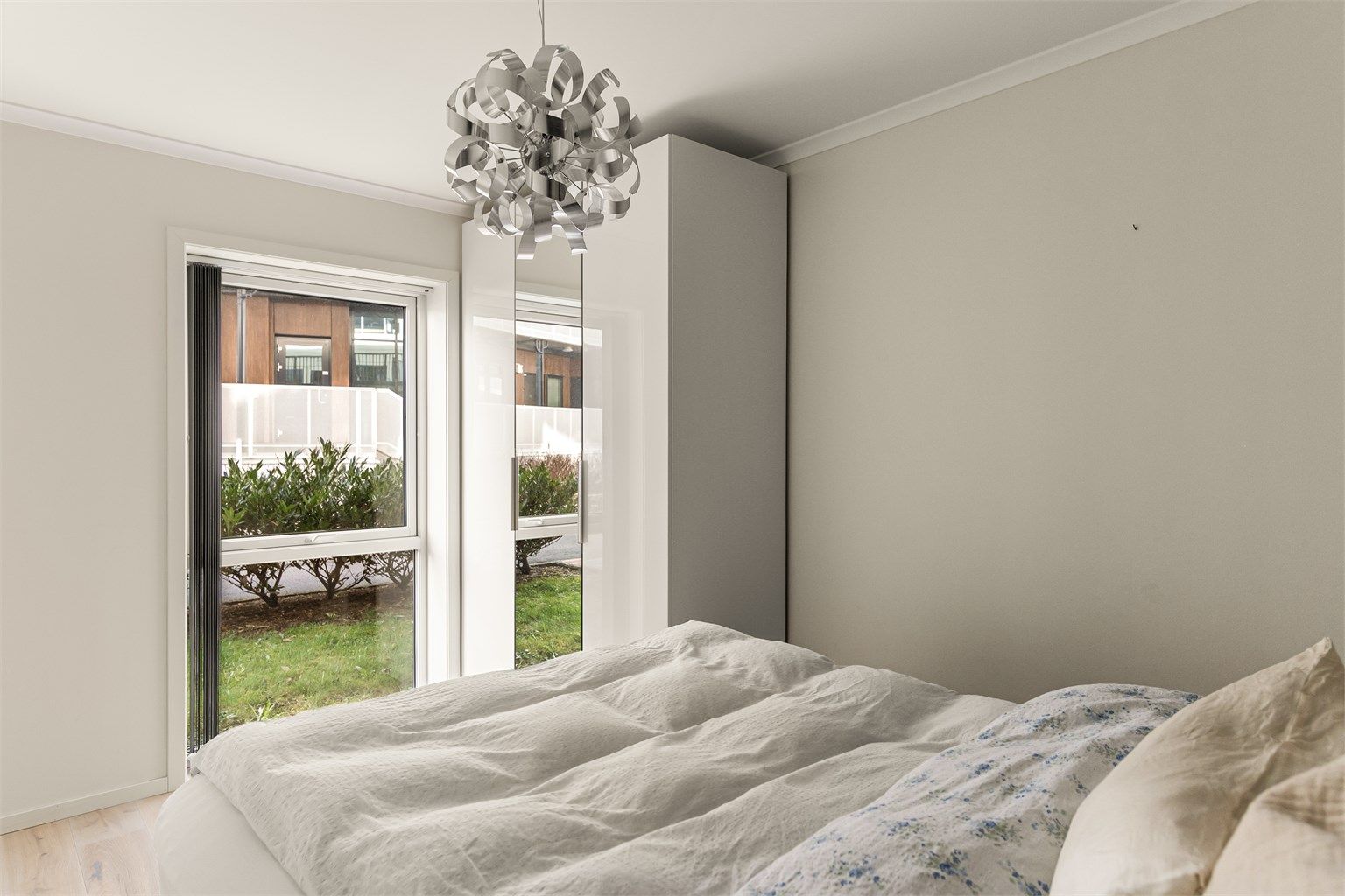 - Innredet med et garderobeskap -