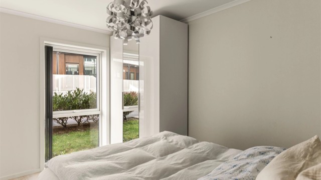 - Innredet med et garderobeskap -