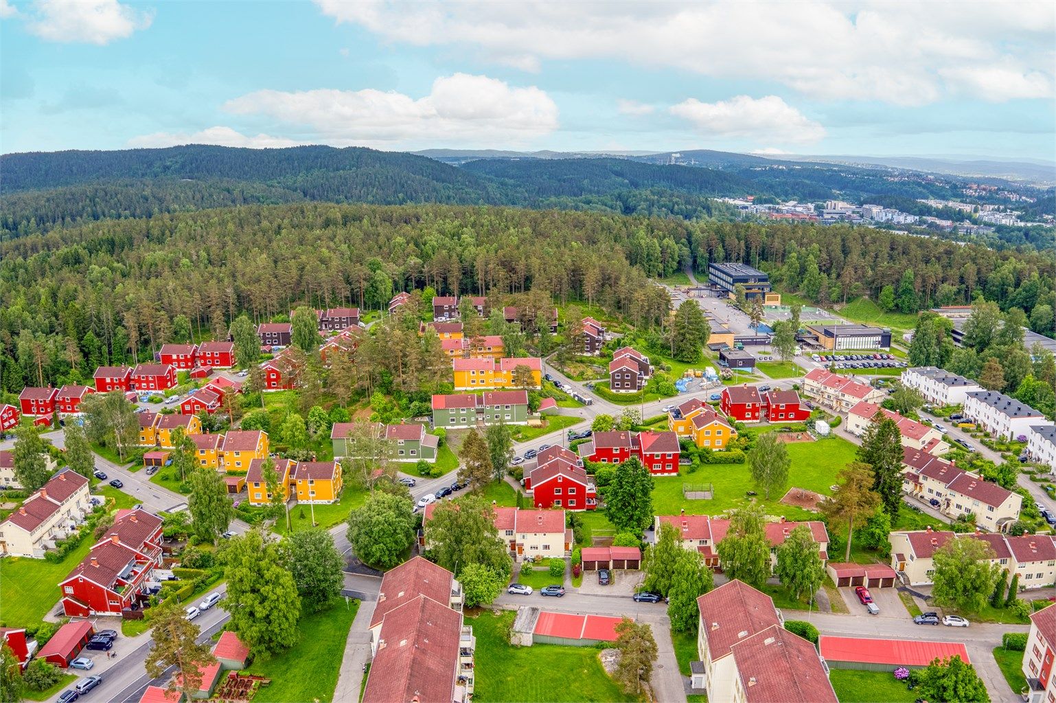 Boligen ligger i et veletablert område med Østmarka som nærmeste nabo, perfekt for tur- og friluftsliv. Foto: Martine Eren Jacobsen