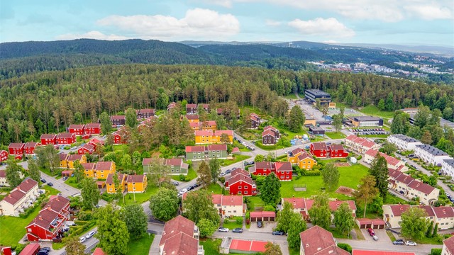Boligen ligger i et veletablert område med Østmarka som nærmeste nabo, perfekt for tur- og friluftsliv. Foto: Martine Eren Jacobsen
