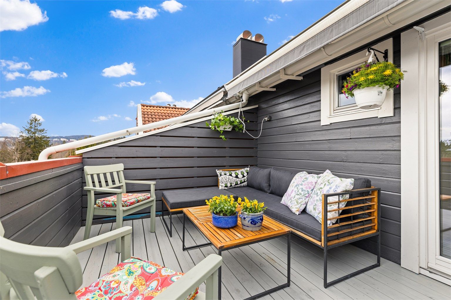 Fra stuen er det utgang til en usjenert og vestvendt terrasse på 11 m². Her er det god plass for en sittegruppe og fin utsikt.