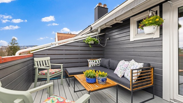 Fra stuen er det utgang til en usjenert og vestvendt terrasse på 11 m². Her er det god plass for en sittegruppe og fin utsikt.