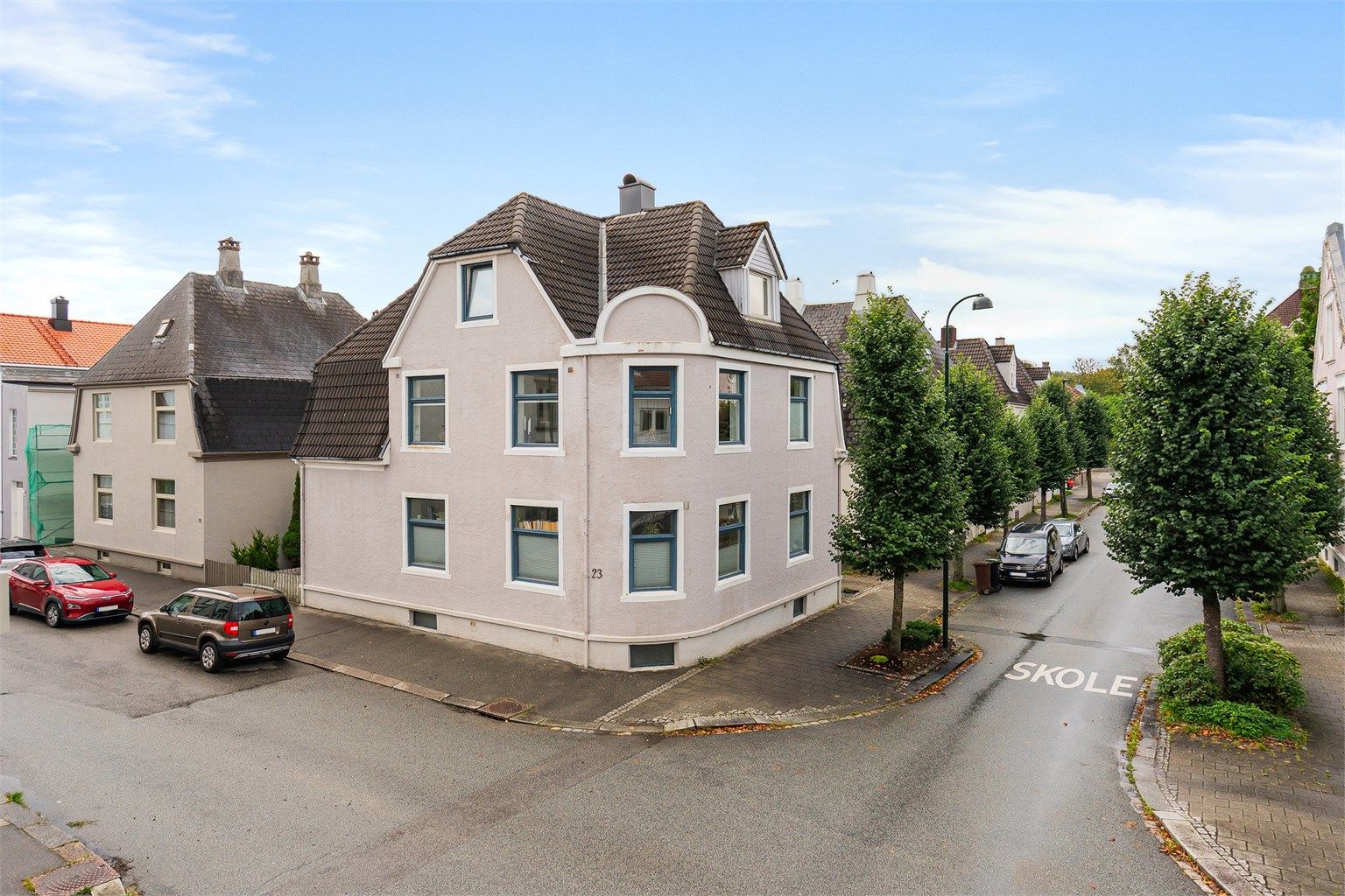 Leiligheten går over 2. etasje og loft - Du disponerer også ca 2/3 av kjelleren.