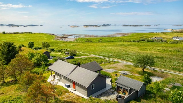 Flott, velholdt fritidsbolig med fabelaktig utsikt mot havet.