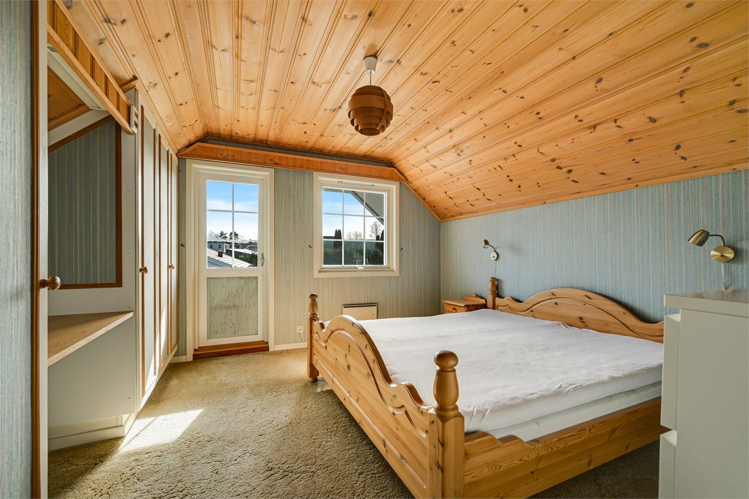 Hovedsoverommet har plassbygde garderobeskap og direkte utgang til en sørvendt balkong på ca. 4 m².