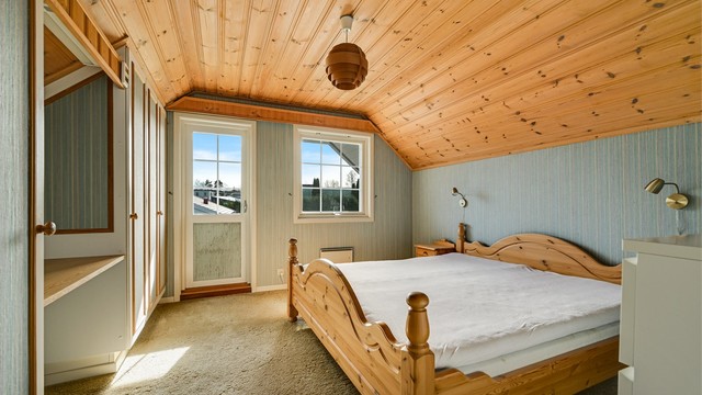 Hovedsoverommet har plassbygde garderobeskap og direkte utgang til en sørvendt balkong på ca. 4 m².