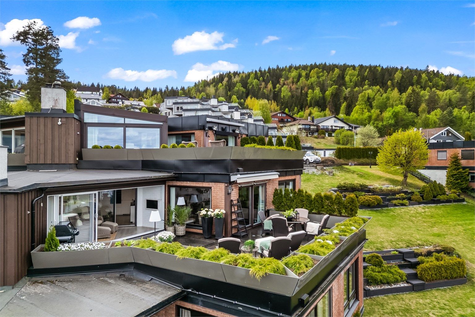 Terrasseleiligheten har en gjennomgående og arealeffektiv planløsning i bygningens femte etasje (fjerde boligetasje).