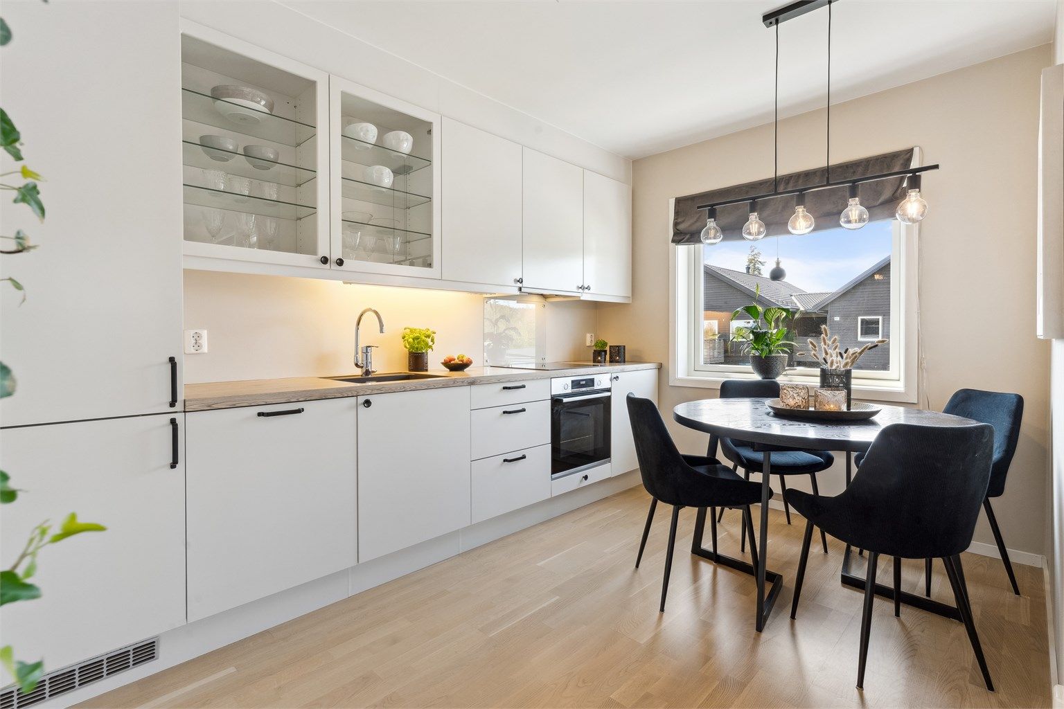 Tiltalende kjøkken med god plass til spisegruppe.