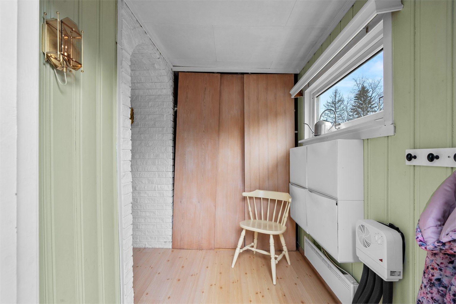 Entré - romslig entré med skyvedørsgarderobe - Det foreligger ikke ferdigattest eller midlertidig brukstillatelse for dette tilbygget. Det finnes av den grunn ikke dokumentasjon på lovlighet.