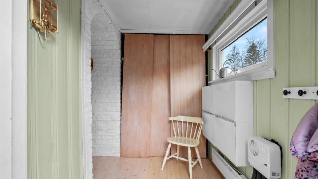 Entré - romslig entré med skyvedørsgarderobe - Det foreligger ikke ferdigattest eller midlertidig brukstillatelse for dette tilbygget. Det finnes av den grunn ikke dokumentasjon på lovlighet.