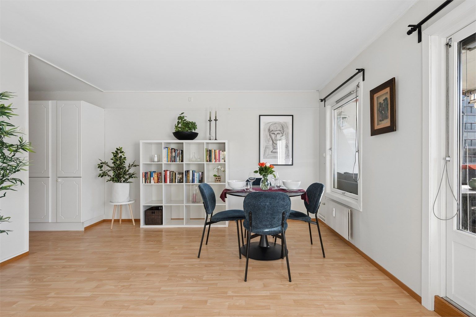 Stuen er leilighetens naturlige samlingspunkt, med plass til sofagruppe og øvrig møblering etter behov. (Foto: EFKT v/Jonas Hasselgren)