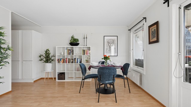 Stuen er leilighetens naturlige samlingspunkt, med plass til sofagruppe og øvrig møblering etter behov. (Foto: EFKT v/Jonas Hasselgren)