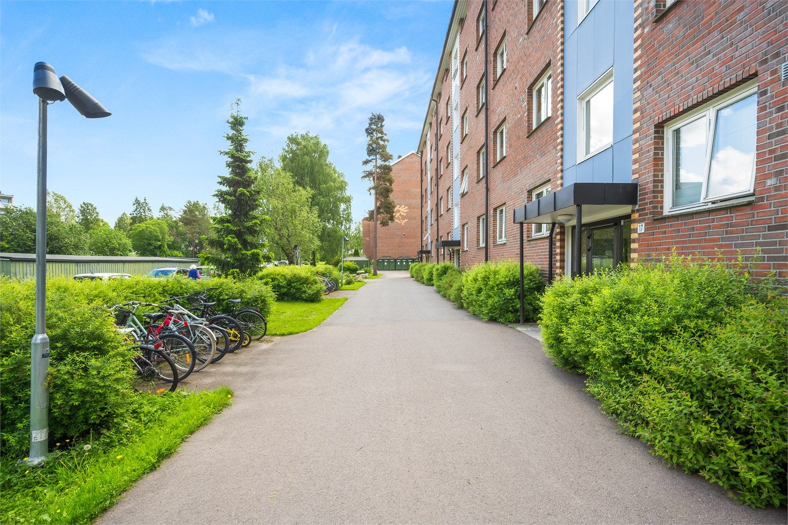 Eiendommen tilhører Bølerskogen Borettslag II, et veletablert borettslag med velholdte fellesarealer.