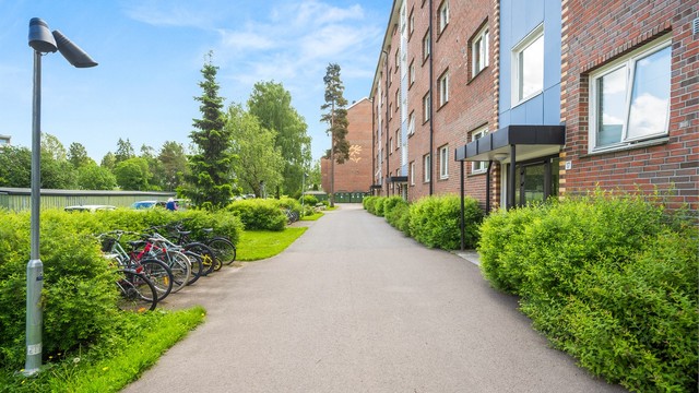 Eiendommen tilhører Bølerskogen Borettslag II, et veletablert borettslag med velholdte fellesarealer.