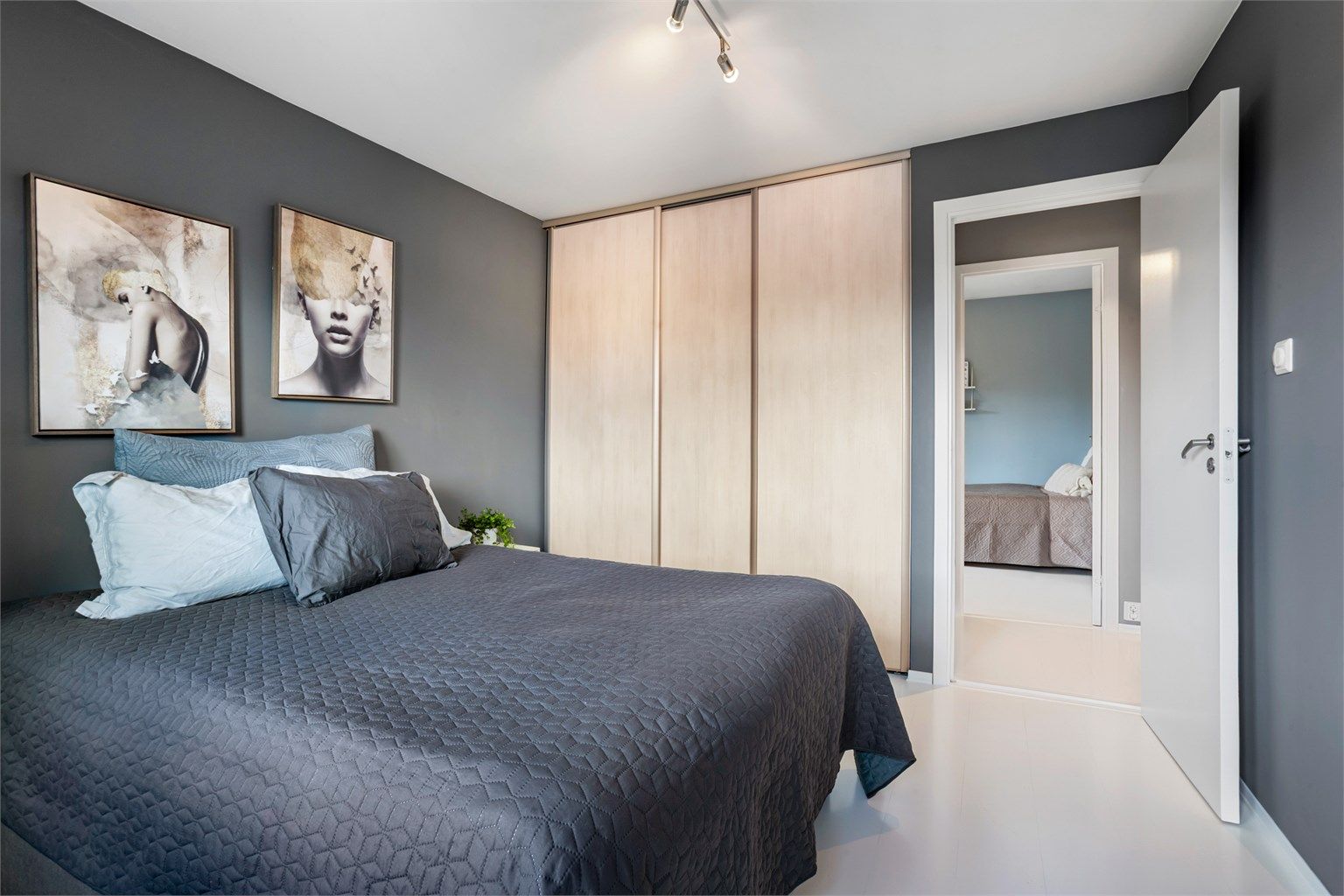 Hovedsoverommet har skyvedørsgarderobe.
