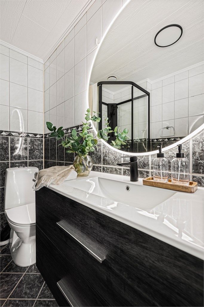  Bad er oppgradert med nytt dusjkabinett, ny servant med skuffer og speil på vegg.