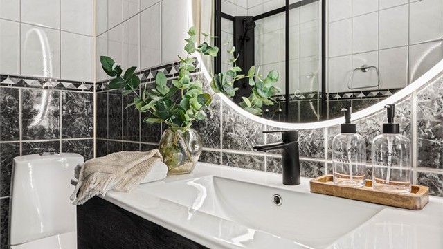 Bad er oppgradert med nytt dusjkabinett, ny servant med skuffer og speil på vegg.