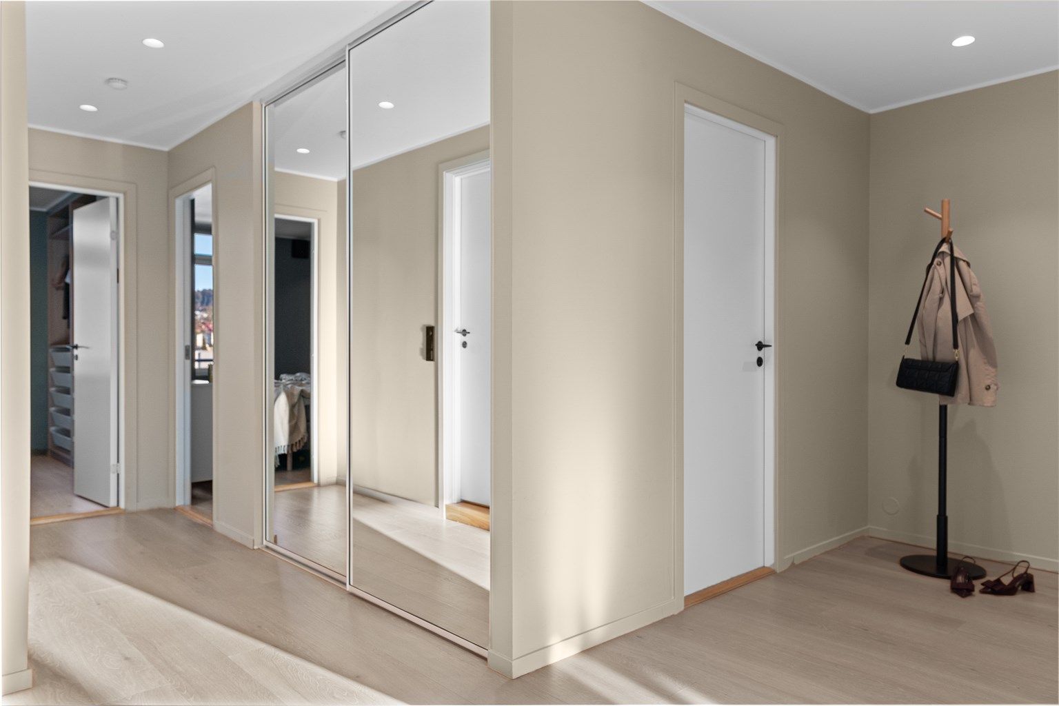 - Gangen er romslig og med oppbevaringsplass bak skyvedørene med speilfronter, her er det også en meget romslig innvendig bod -