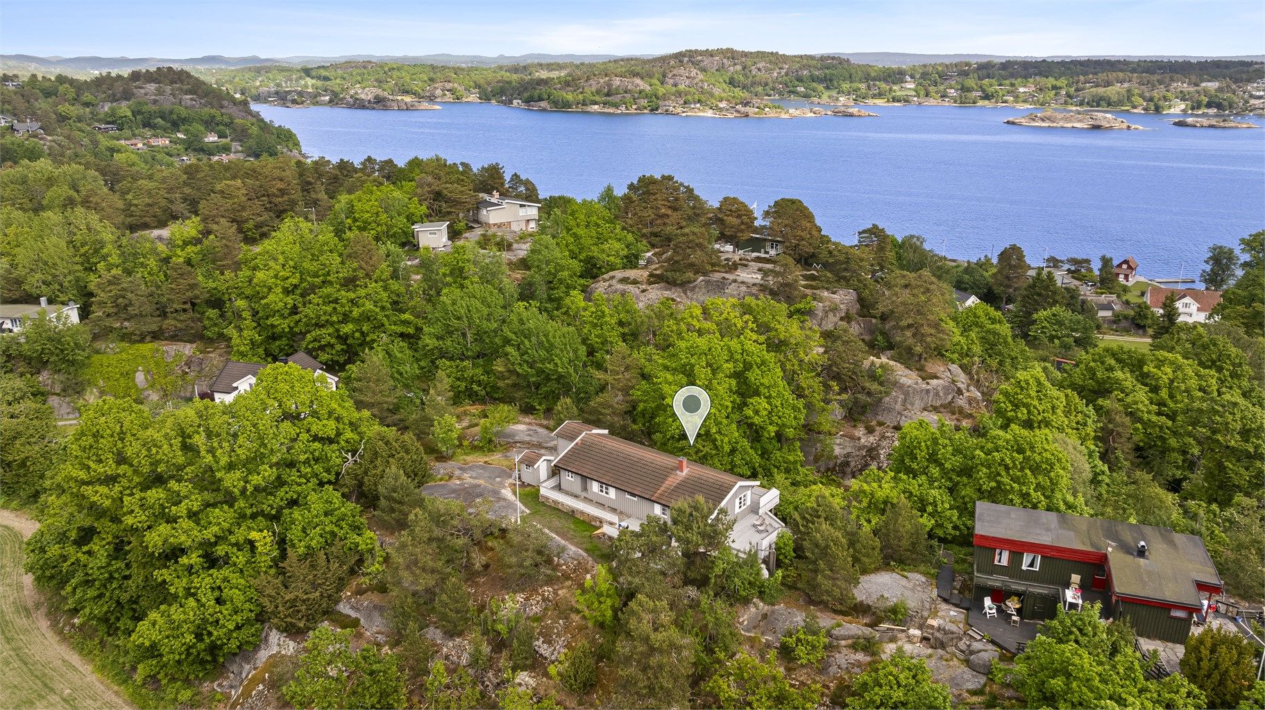 Hytta har en idyllisk og fredelig beliggenhet på vakre Vesterøya med kort vei til Mefjorden mot øst og Sandefjordsfjorden i vest. Begge med nydelige bademuligheter. 