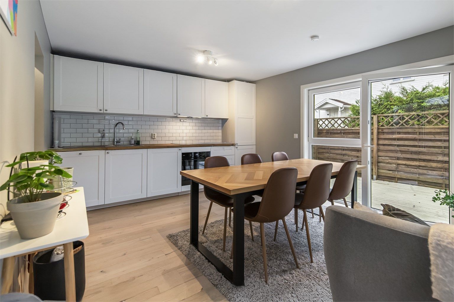 Kjøkkenet og stuen er i åpen løsning med spiseplass og adkomst til hagen