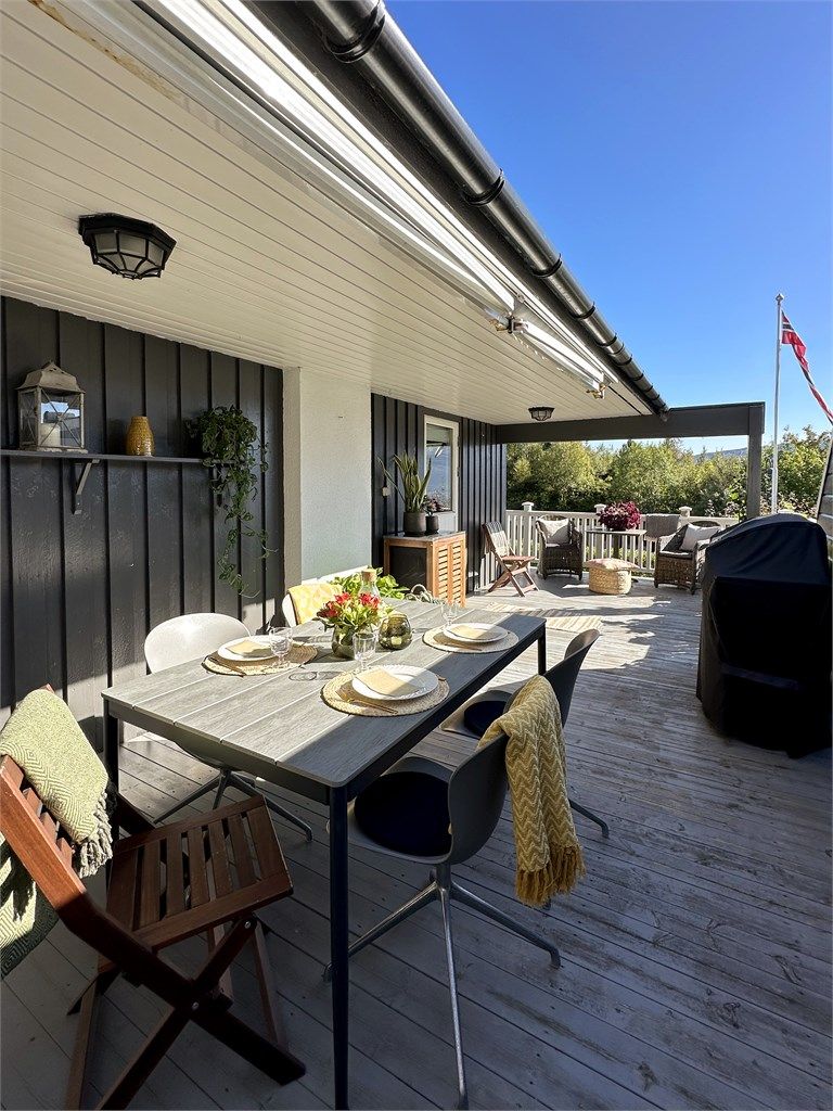 Terrasse mot vest med levegg mot nord og dels vest - en flott skjermet uteplass (bilde tatt av selger sommerstid)
