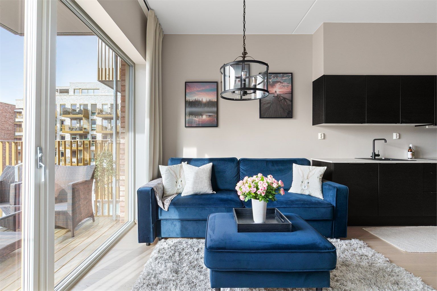 Nydelig planløsning med plass til både sofagruppe og spisestuemøbler