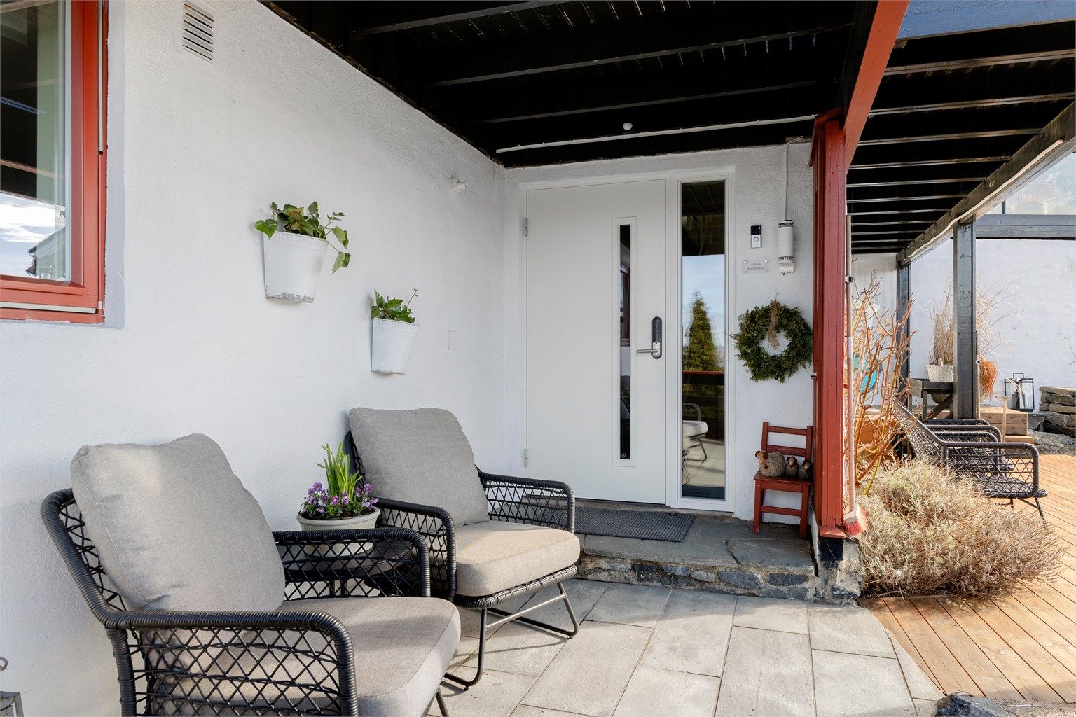 Ytterveggen mot syd ble etterisolert og fikk ny trekledning i 2021.