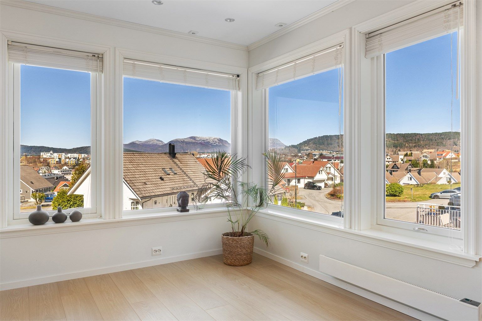 Godt med naturlig lysinnslipp fra vinduer og flott utsikt over Spjelkavika